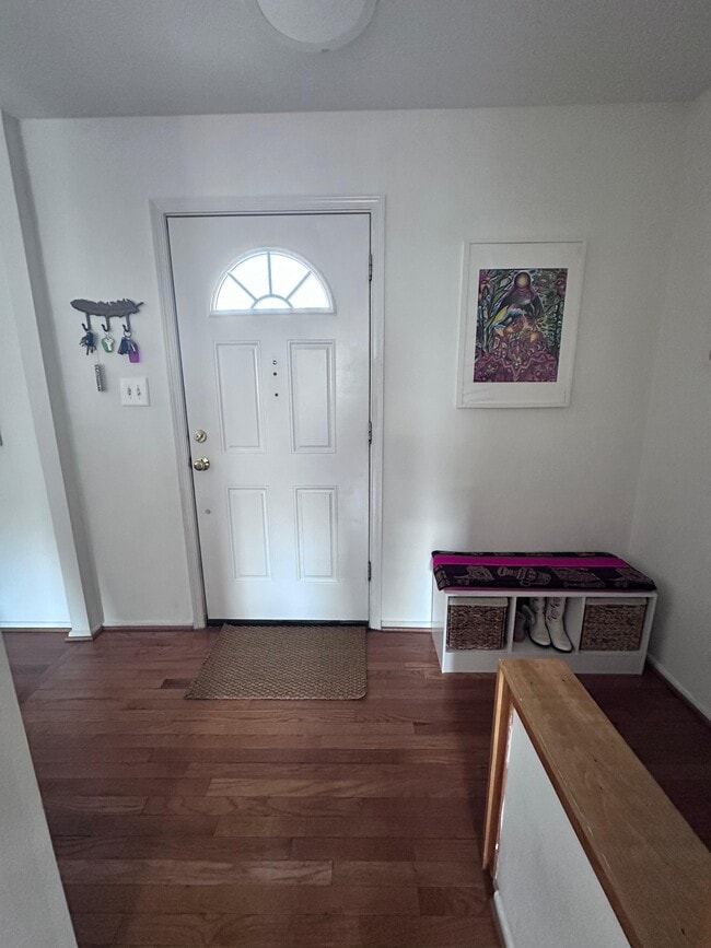 5572 Hollins Ln in Burke, VA - Building Photo - Building Photo