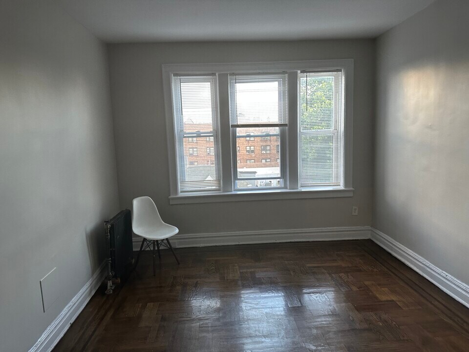 136 Danforth Ave in Jersey City, NJ - Building Photo