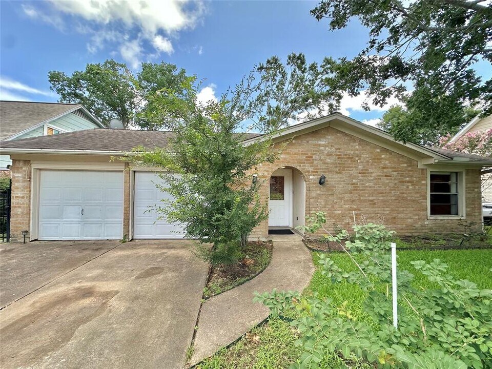 1765 Hialeah Dr in Seabrook, TX - Building Photo
