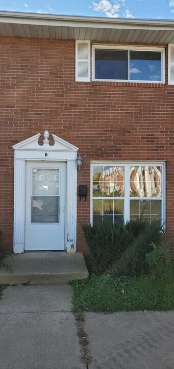 1 Williamsburg Ct, Unit 10 in Pekin, IL - Building Photo