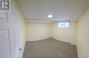 2 Botany Hill Rd in Toronto, ON - Building Photo - Building Photo