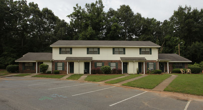 Three Oaks Apartments in Cowpens, SC - Foto de edificio - Building Photo