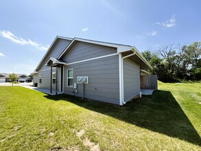 8027 E 34th Ct S in Wichita, KS - Foto de edificio - Building Photo