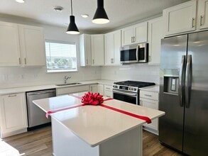 1103 Middlefield Rd in Medina, MN - Building Photo - Building Photo