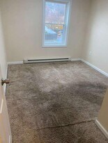 32 North St in Warren, MA - Building Photo