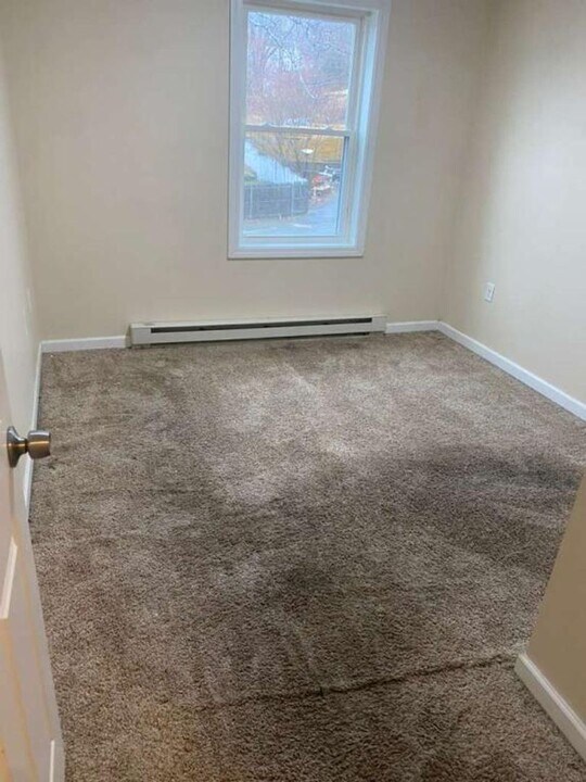 32 North St in Warren, MA - Building Photo