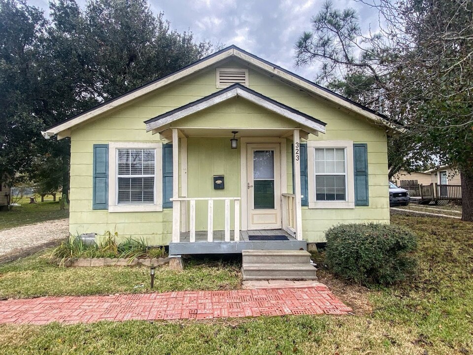 323 W Lagrange St in Lake Charles, LA - Building Photo