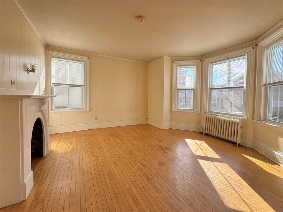 30 Crescent St in Wakefield, MA - Building Photo