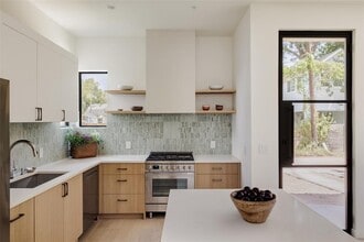 2206 Holly St in Austin, TX - Building Photo - Building Photo