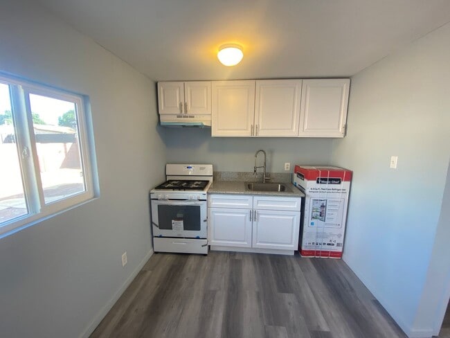 220 E 68th St in Long Beach, CA - Building Photo - Building Photo