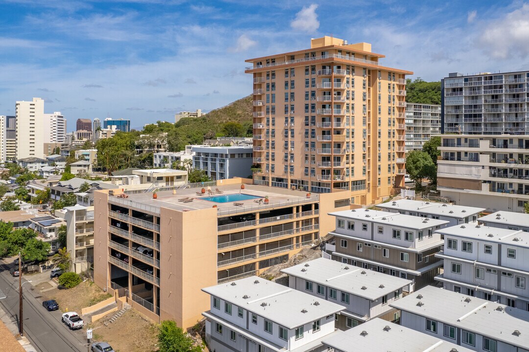 Maunaihi Terrace in Honolulu, HI - Building Photo