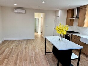 1018 W Maple Ave in Orange, CA - Foto de edificio - Building Photo