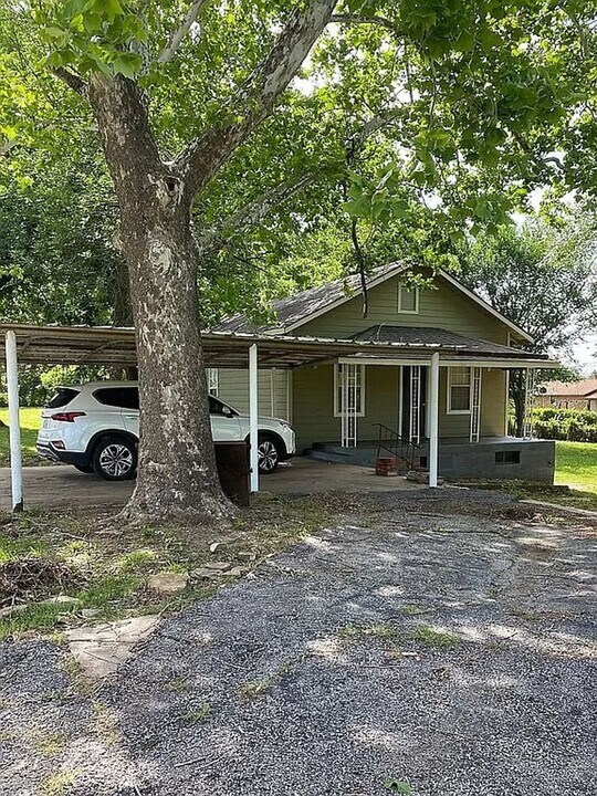 1301 E Moses St in Cushing, OK - Foto de edificio