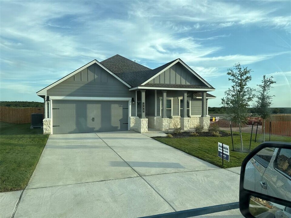 205 Creekfall Rd in Burnet, TX - Building Photo