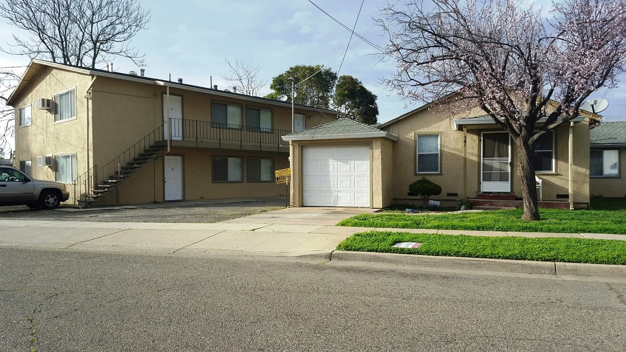 331-341 Del Norte Ave in Yuba City, CA - Building Photo