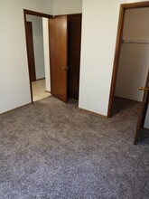 850 Highland Dr, Unit 4 in Lawrence, KS - Building Photo - Building Photo