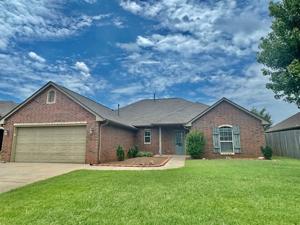 15705 Creek Heights Dr in Edmond, OK - Building Photo
