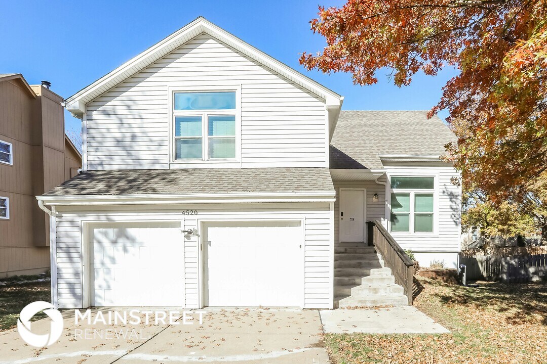 4520 NE Webster Dr in Lee's Summit, MO - Foto de edificio