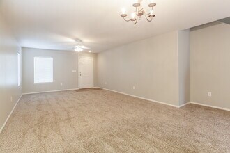 4221 Cape Eagle Ave in North Las Vegas, NV - Foto de edificio - Building Photo