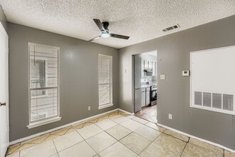Room in Apartment on West Loop in Austin, TX - Building Photo - Building Photo