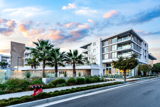 Neptune Marina in Marina Del Rey, CA - Foto de edificio - Building Photo