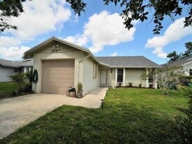 3687 Driftwood Dr in Melbourne, FL - Building Photo