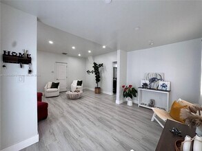 6159 SW 22nd St in Miami, FL - Foto de edificio - Building Photo