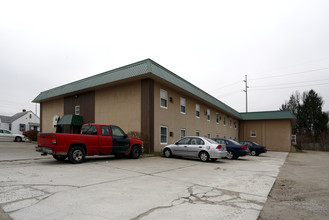 Twin Pine Apartments in Muncie, IN - Building Photo - Building Photo