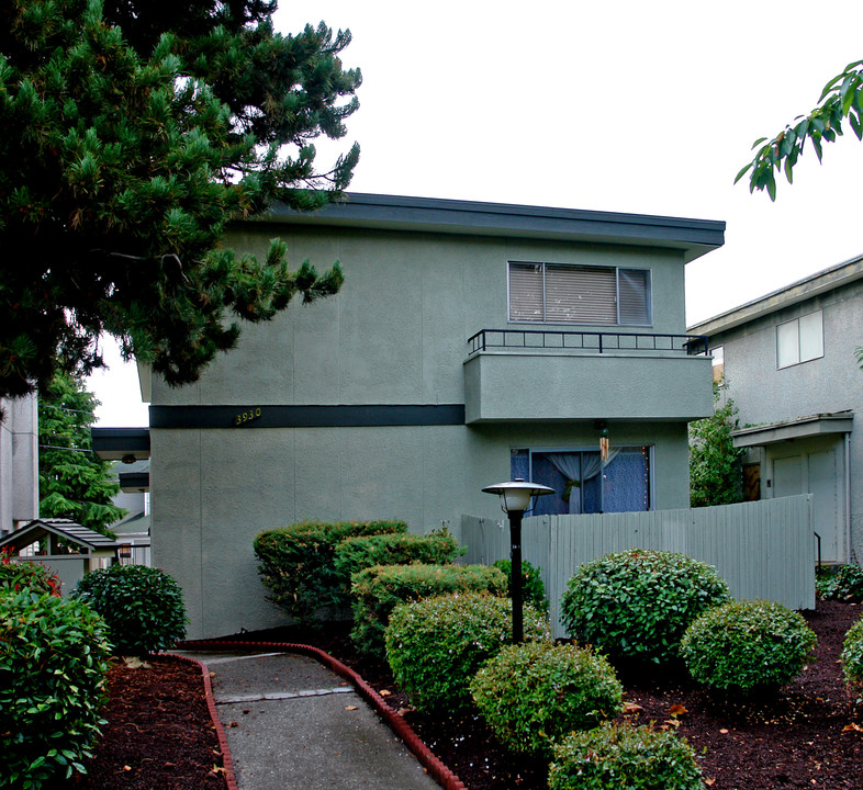 3930 Linden Ave in Seattle, WA - Building Photo