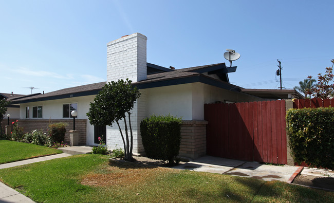 2133 E Almont Ave in Anaheim, CA - Building Photo - Building Photo