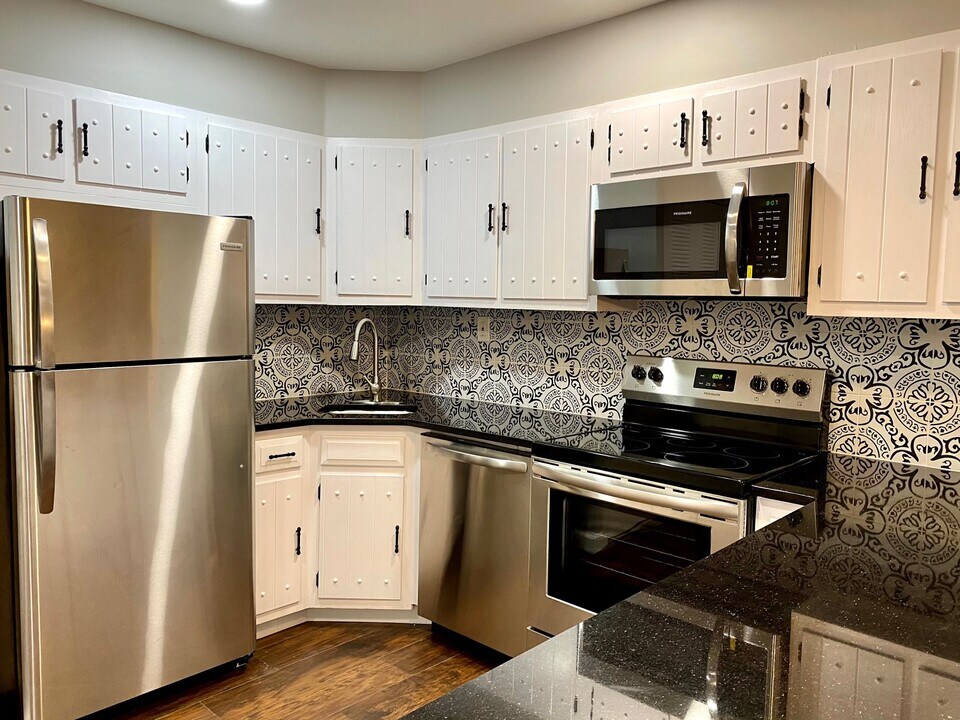 128 Amberly Dr, Unit G in Englishtown, NJ - Building Photo