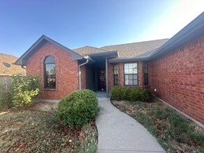 6816 SW Drakestone Blvd in Lawton, OK - Building Photo - Building Photo