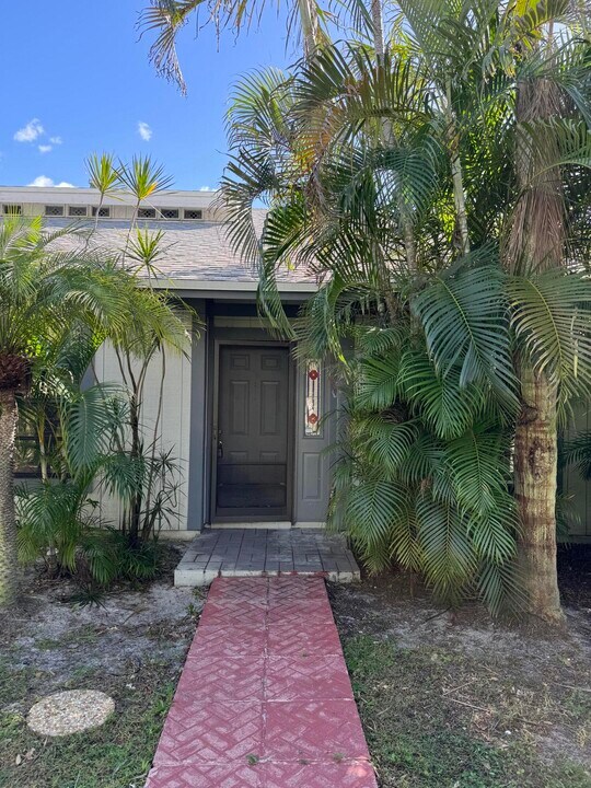 429 N Cypress Dr in Tequesta, FL - Building Photo