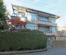 Chesterfield Place in North Vancouver, BC - Building Photo - Building Photo