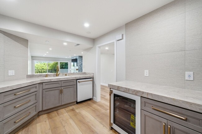 240 Nice Ln in Newport Beach, CA - Building Photo - Building Photo