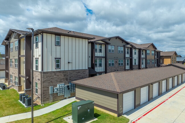 Lapiz Flats in Grand Prairie, TX - Building Photo - Building Photo