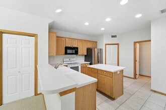 277 S 79th St in West Des Moines, IA - Foto de edificio - Building Photo