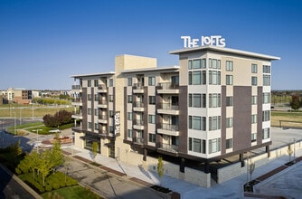 The Lofts at City Center in Lenexa, KS - Foto de edificio - Building Photo
