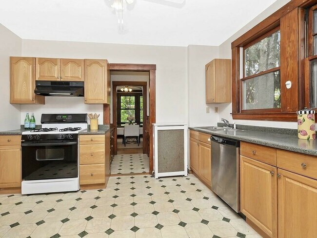 66 Algonquin Rd, Unit 1 in Newton, MA - Foto de edificio - Building Photo