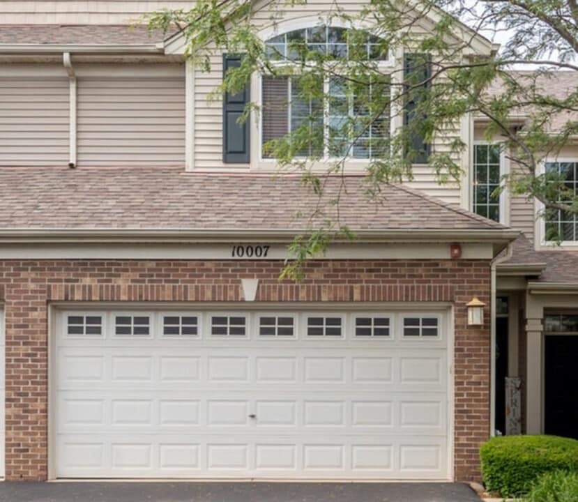 10007 Cummings St in Huntley, IL - Building Photo