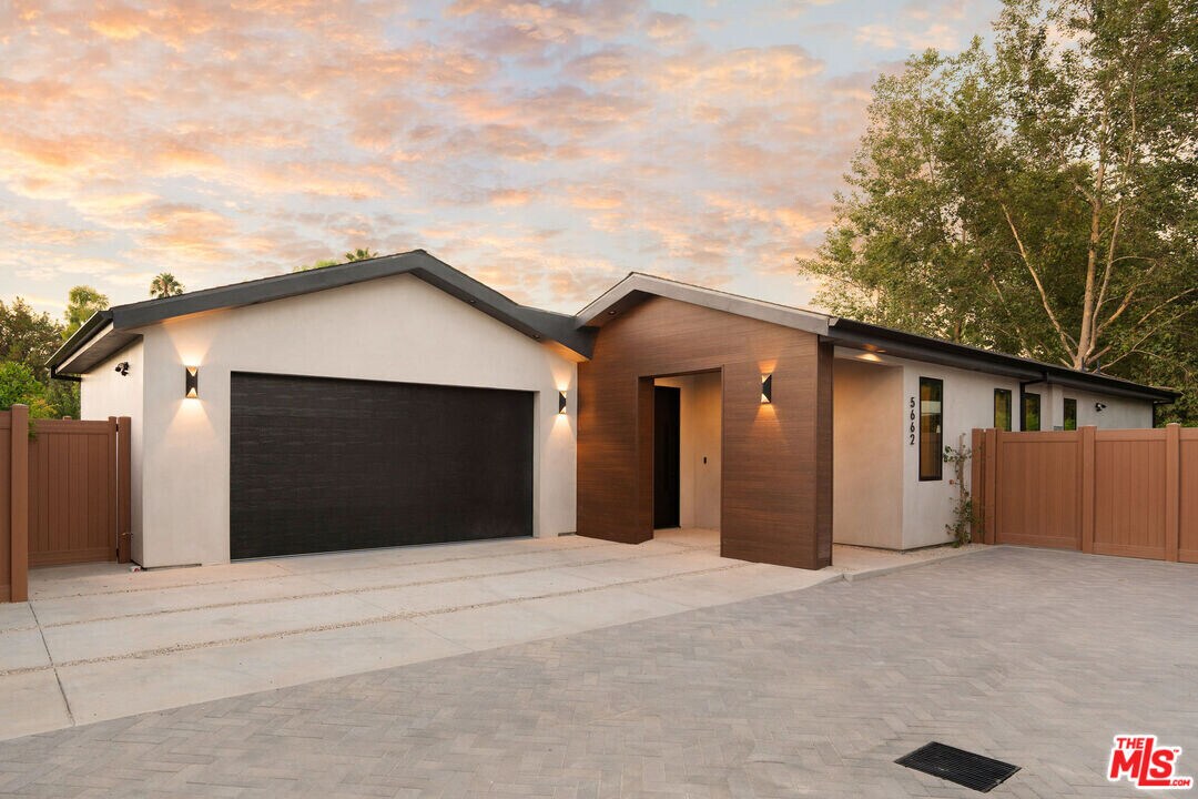 5662 Winnetka Ave in Los Angeles, CA - Building Photo