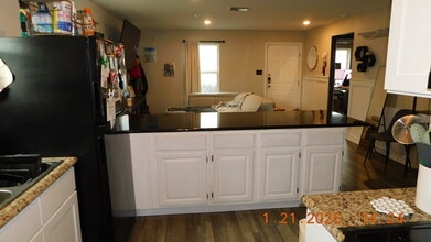 225 Virginia St in Pleasanton, TX - Building Photo - Building Photo