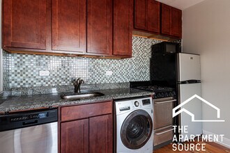556 W Arlington Pl, Unit 402 in Chicago, IL - Building Photo - Building Photo