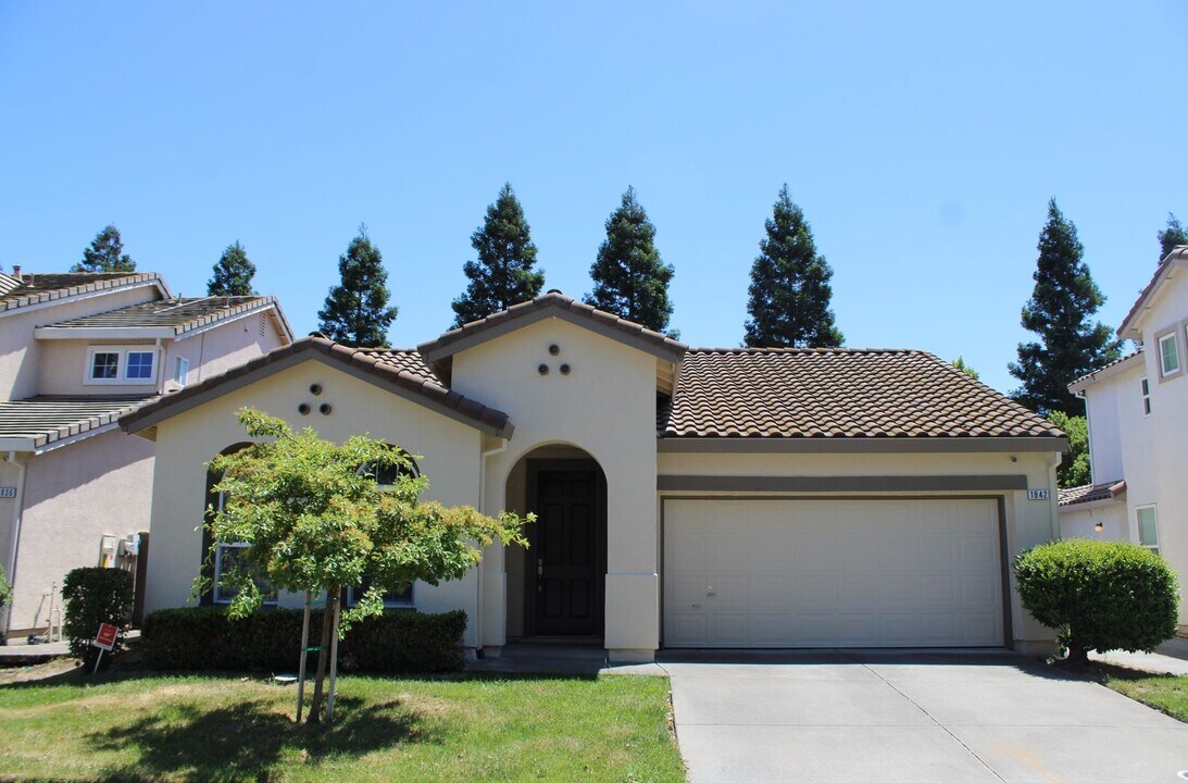 1842 Ivycrest Way in Sacramento, CA - Building Photo