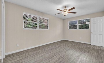 4546 Lane Ave S in Jacksonville, FL - Foto de edificio - Building Photo