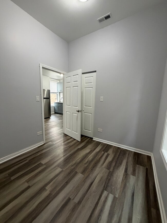 240 W 24th St, Unit 2R in Chicago, IL - Building Photo - Building Photo