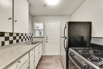 Swisswood Apartments in Dallas, TX - Building Photo - Building Photo