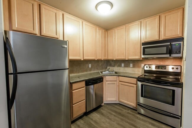 Cavalier Park Apartments in Puyallup, WA - Building Photo - Building Photo