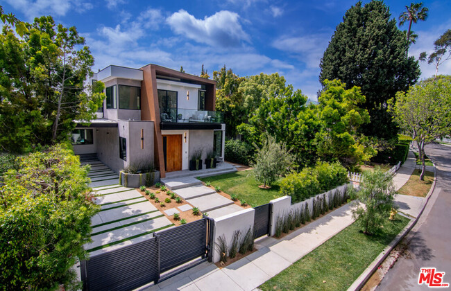 323 Huntley Dr in West Hollywood, CA - Building Photo - Building Photo