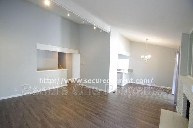 6255 Canoga Ave in Los Angeles, CA - Building Photo - Building Photo